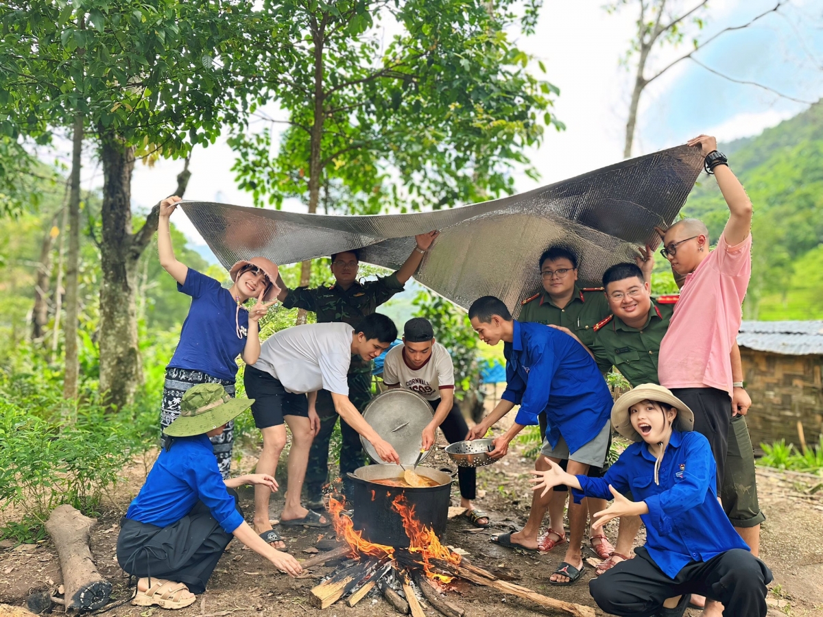 Đoàn viên thanh niên nấu ăn phục vụ lực lượng làm cầu.