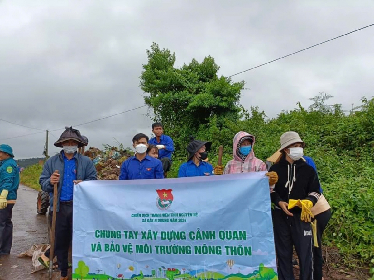 Đah nău leo kan bâh Đảng ủy, Đoàn thanh niên xã geh âk nău kan na nê̆