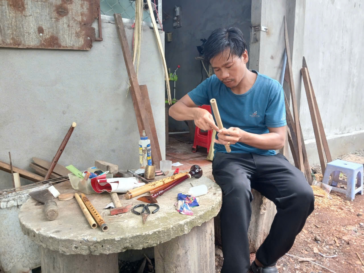 Anh Thạch Chom Rong đang chế tác cây sáo (Khlui)