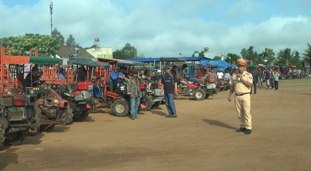 Kăn sat gâk troăng prôk Kŏng an tơring Ea Kar, kong pơlê Dak Lak tung môi rôh krâ decal séa rơxế tu tuh ƀă hnê tối ‘na tơniăn a troăng prôk