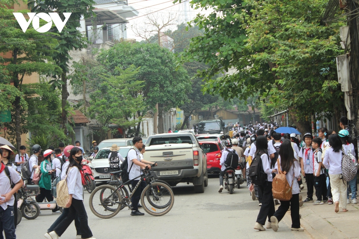 Giờ tan học, rất nhiều phương tiện di chuyển trên đường gây ách tắc giao thông trước cổng trường