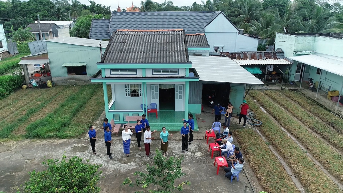 Các diễn viên Đoàn Nghệ thuật Tổng hợp Khmer tỉnh Bạc Liêu đang diễn cảnh trong ca kịch " chung tay xây dựng nông thôn mới "