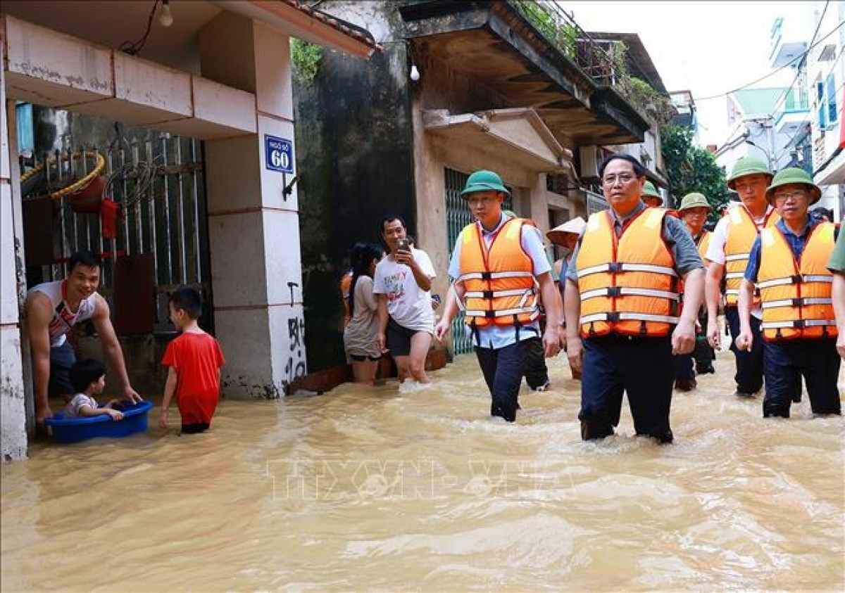 Thủ tướng Phạm Minh Chính kiểm tra tình hình ngập lụt tại xã Vân Hà, huyện Việt Yên, tỉnh Bắc Giang. Ảnh: Dương Giang/TTXVN