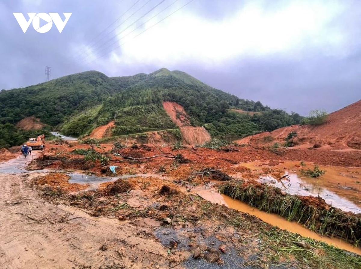 Triển khai tìm kiếm cứu nạn tại điểm sạt lở trên tuyến QL34, xóm Khuổi Ngọa, xã Ca Thành