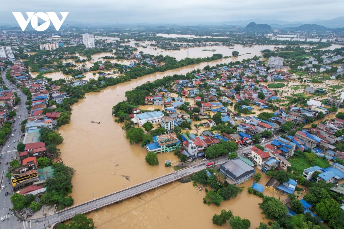 Hiện lực lượng chức năng của thành phố Thái Nguyên cùng các địa phương đã và đang khẩn trương hỗ trợ di dời gần 1.200 hộ dân ra khỏi khu vực nguy hiểm.