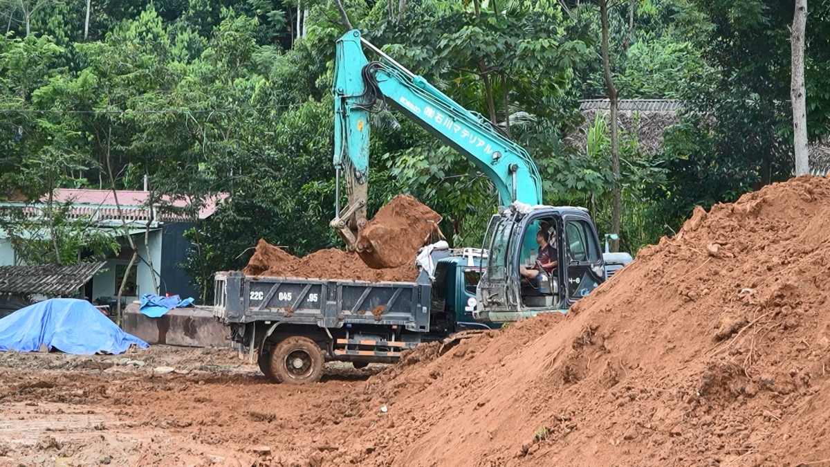 San tạo mặt bằng làm nơi ở tạm cho bà con Làng Nủ trong khi chờ tái định cư