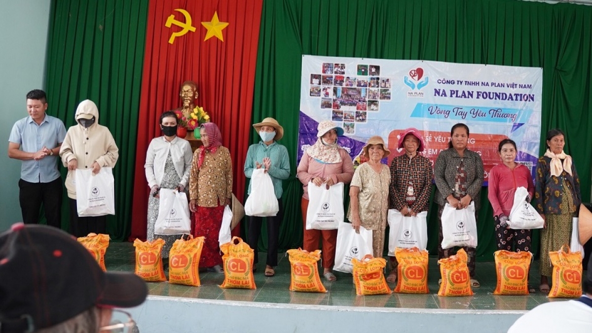 Trao tặng quà cho đồng bào Chăm có hoàn cảnh khó khăn
ở xã Phước Hữu, huyện Ninh Phước, tỉnh Ninh Thuận.
Ảnh: Ái Nghiêm