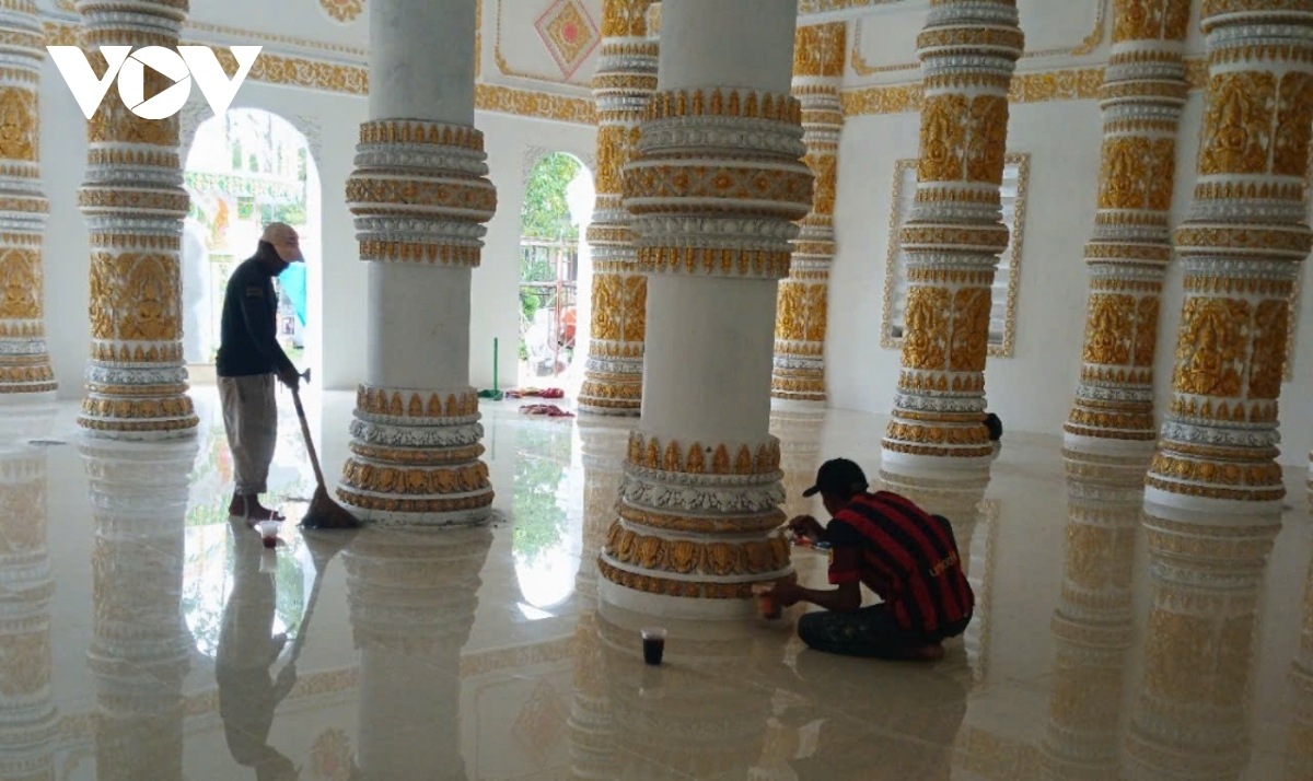 Bà con phụ quét dọn, sơn phết, tu bổ cho nhà chùa.
Ảnh: Ngọc Tươi/ VOV ĐBSCL 