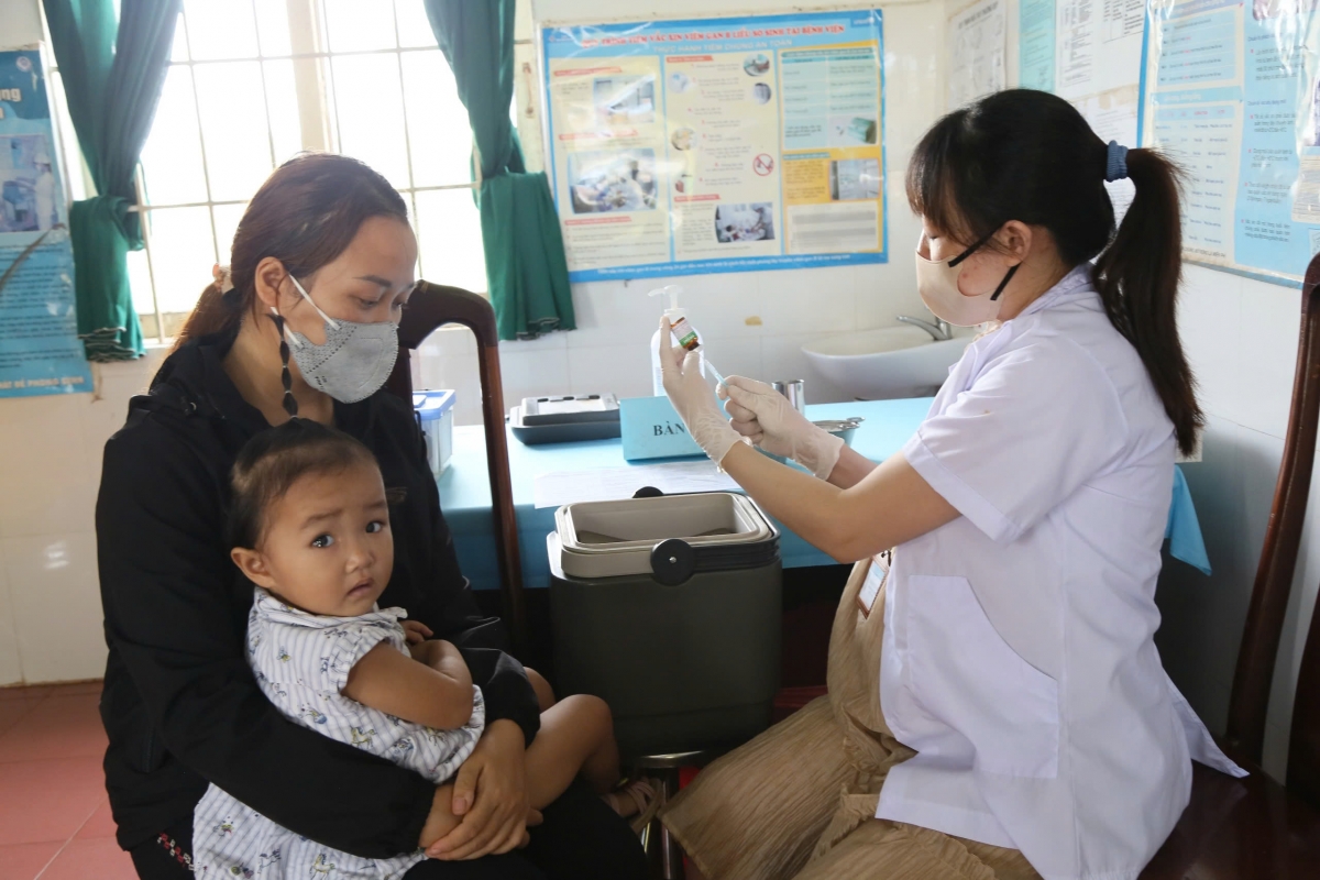 Ngành y tế Đắk Lắk đang tăng cường rà soát, triển khai tổ chức tiêm bù, tiêm vét vắc-xin để phòng bệnh sởi.