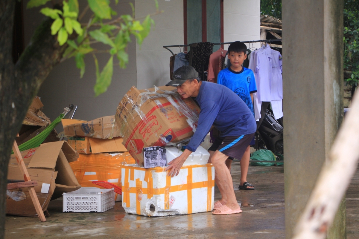 Người dân chuẩn bị đồ đạc, dọn dẹp nhà cửa chuẩn bị ứng phó với mưa lũ