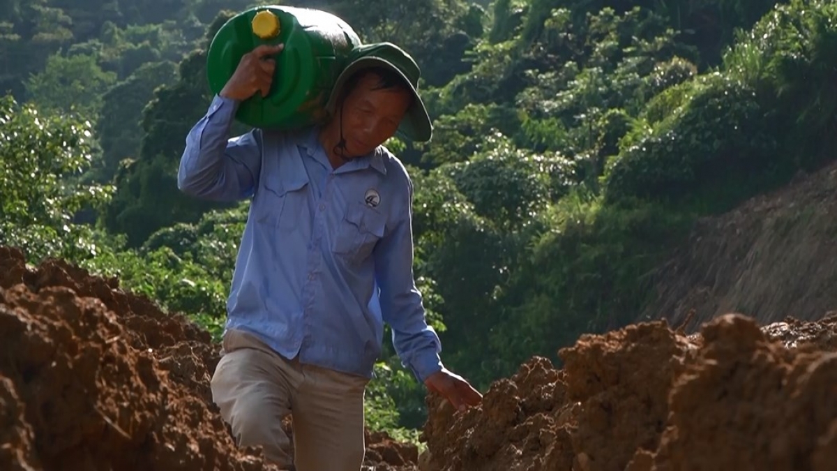 Ông Trần Đình Thương vác bộ dầu máy khoảng 4km mỗi lần