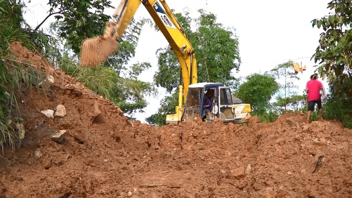 Xúc, ủi tại những vị trí sạt lở với khối lượng lớn
nhưng các tình nguyện viên luôn cố gắng vượt qua khó khăn