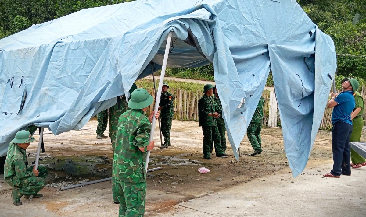 Đồn Biên phòng Đắc Pring dựng lán trại để người dân ở tạm.