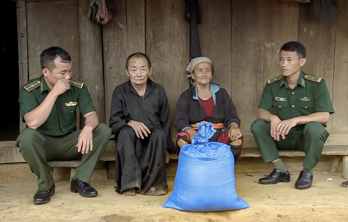 Cán bộ, chiến sĩ Đồn Biên phòng Na Cô Sa tặng gạo cho hộ dân khó khăn.
Ảnh: Vũ Lợi/VOV Tây Bắc