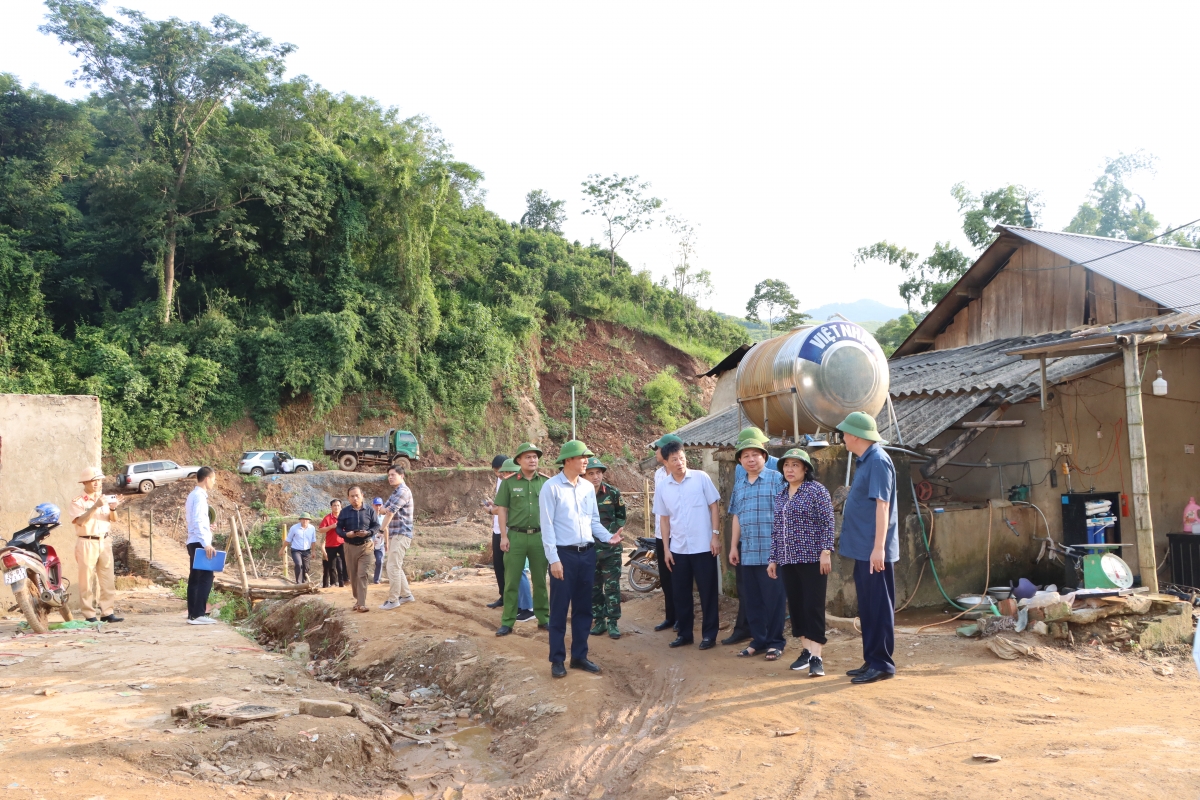 Bà Tráng Thị Xuân, Phó Chủ tịch Thường trực UBND tỉnh Sơn La yêu cầu huyện Sông Mã, xã Nậm Ty tiếp tục tìm vị trí, đề xuất phương án xây dựng điểm tái định cư đảm bảo an toàn và thuận lợi cho các hộ dân.