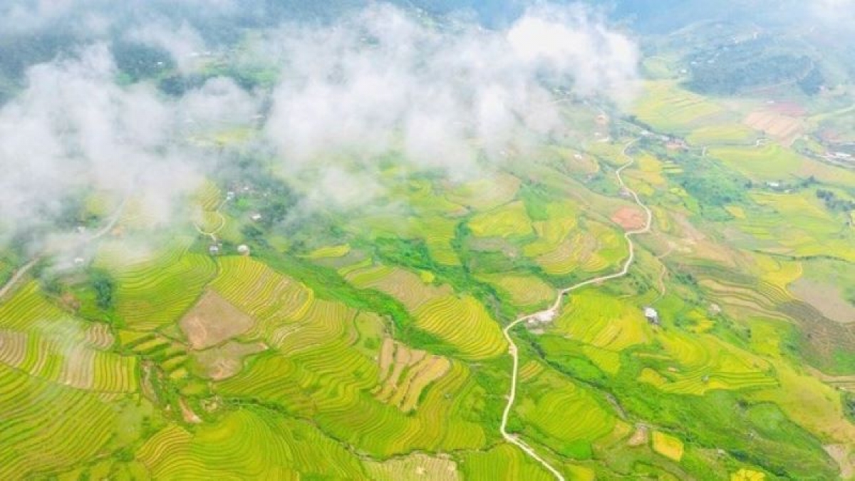 Những áng mây lững lờ trôi bên những cung đường uốn lượn như dải lụa