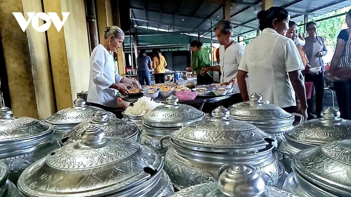 Bà con chuẩn bị thức ăn dâng lên cúng dường cho các vị sư sãi.
Ảnh: Ngọc Tươi/ VOV ĐBSCL