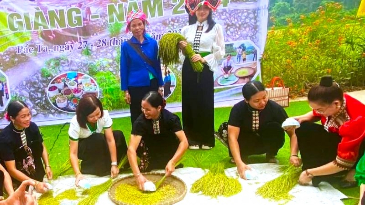 Để chuẩn bị cho mùa thu hoạch, đồng bào các dân tộc chọn những hạt lúa đầu mùa để tổ chức hội cốm