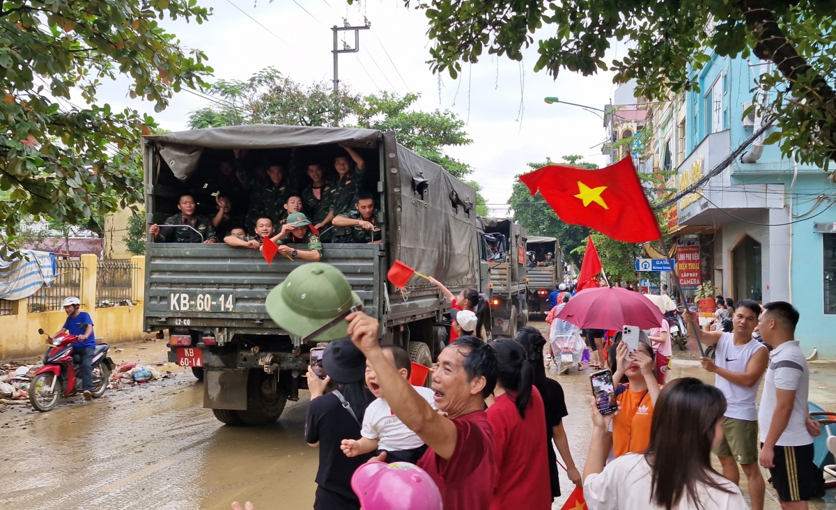 Người dân Yên Bái chẳng ai bảo ai đã cùng nhau ra đường tạm biệt bộ đội, đây là một trong những lực lượng luôn sát cánh cùng đồng bào, hỗ trợ đồng bào khắc phục hậu quả bão số 3.