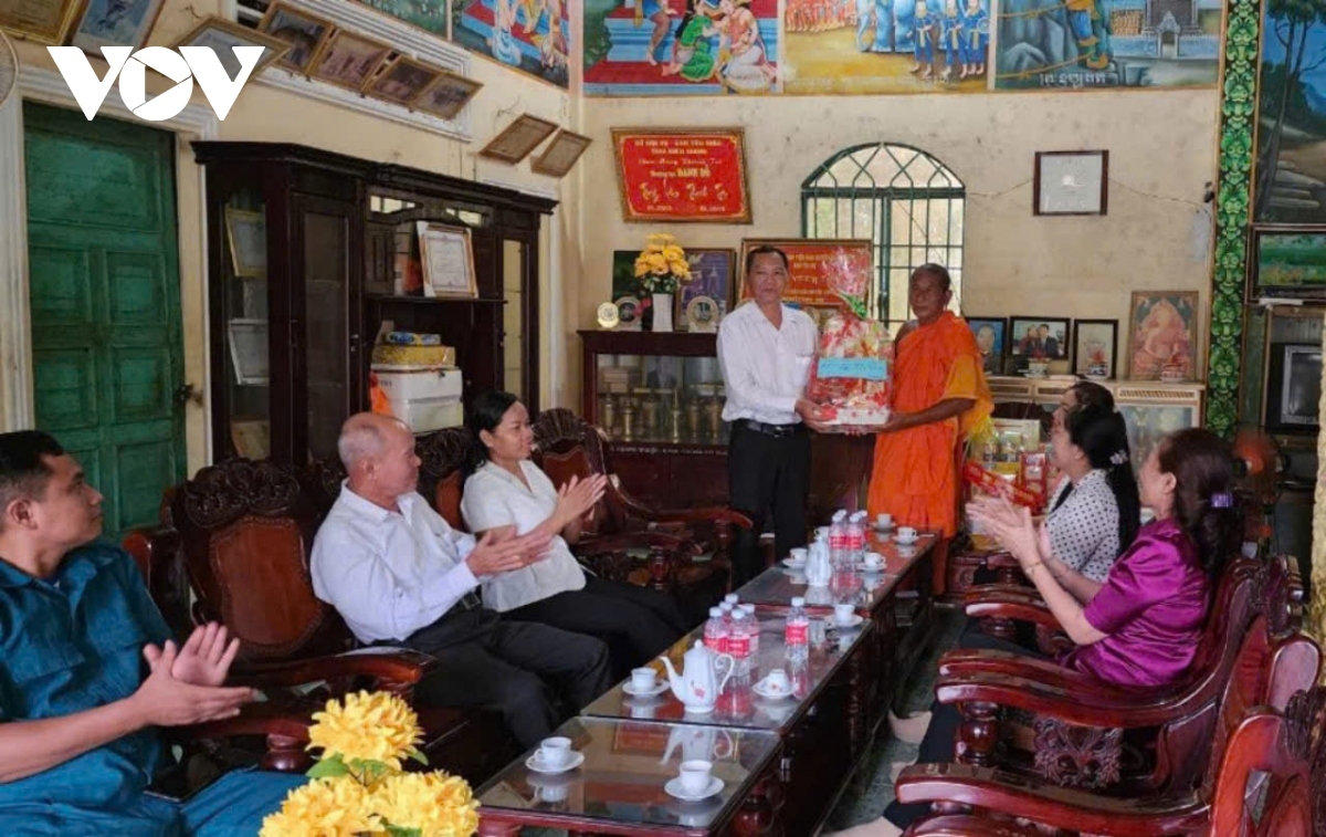 Đại diện cấp ủy Đảng, chính quyền, các đoàn thể huyện Giồng Riềng, tỉnh Kiên Giang
 thăm hỏi, tặng quà cho chùa Cây Trôm trên địa bàn xã Bàn Thạch.
Ảnh: Ngọc Tươi/ VOV ĐBSCL