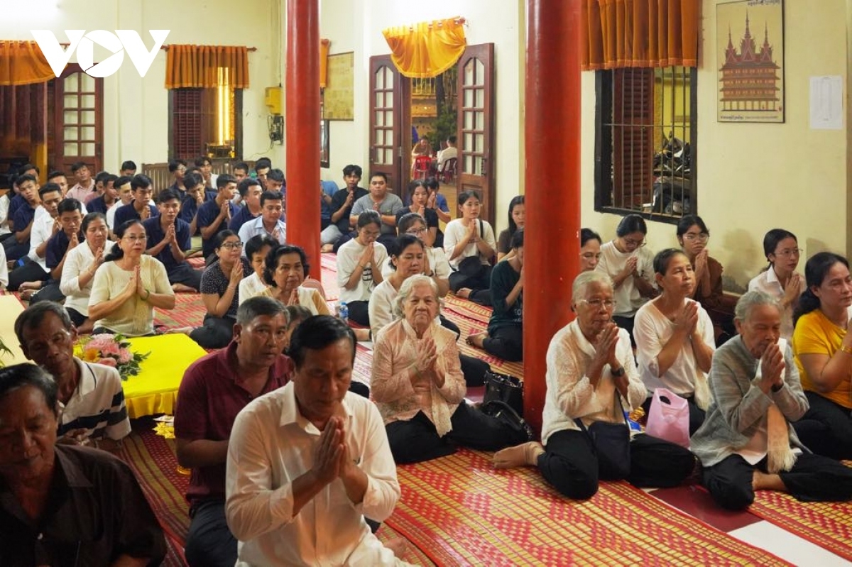 Tụng kinh hồi hướng phước báu cho tổ tiên, ông bà, những người đã khuất.
 Ảnh: Ngọc Tươi/ VOV ĐBSCL