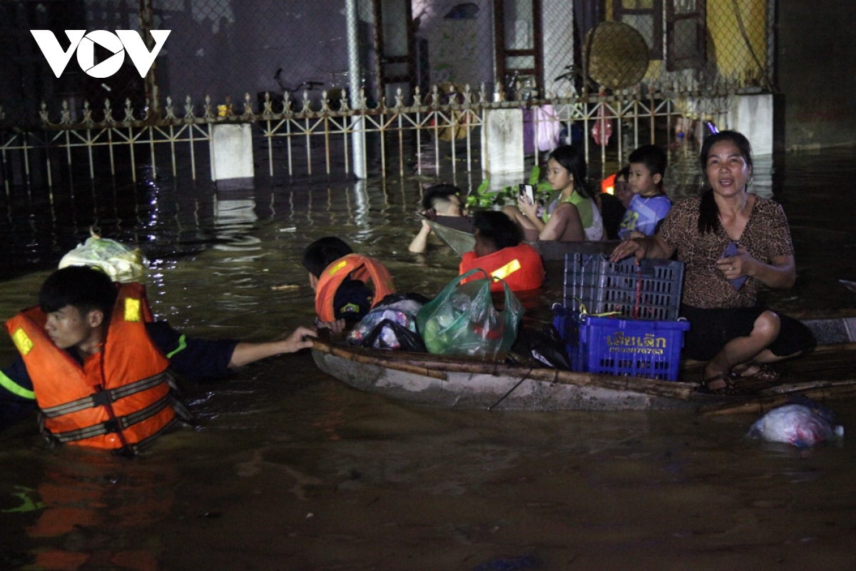 Cán bộ, chiến sĩ Phòng Cảnh sát phòng cháy, chữa cháy và cứu nạn, cứu hộ (Công an tỉnh)
hỗ trợ người dân di chuyển đến nơi an toàn.