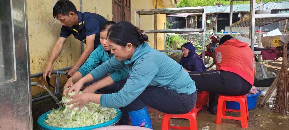 Tổ nhà bếp chuẩn bị chế biến những suất cơm cho các em học sinh