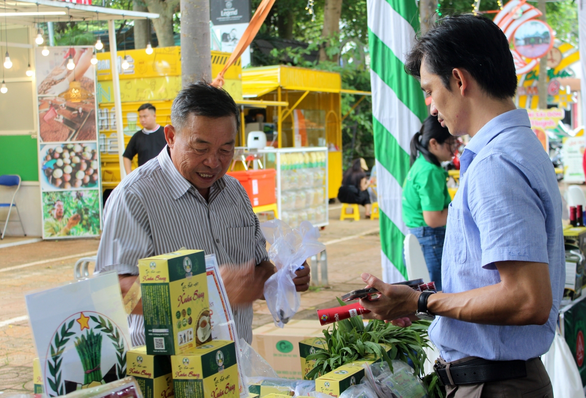 
Đei jê̆ 150 anih tơmam tơbang pơdah tơ̆ Năr akŏm