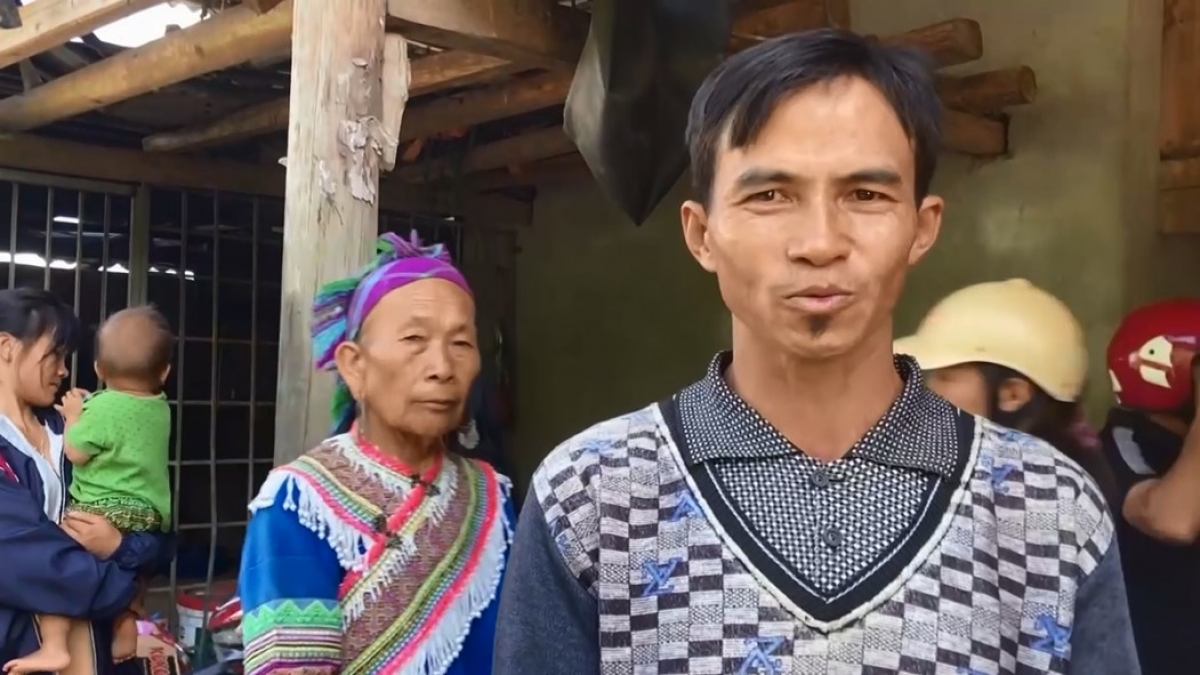 Anh Hoàng Seo Hòa, ở thôn Lào Chải, xã Sán Chải, huyện Si Ma Cai:
hàng hóa hỗ trợ đã giúp gia đình vượt qua khó khăn