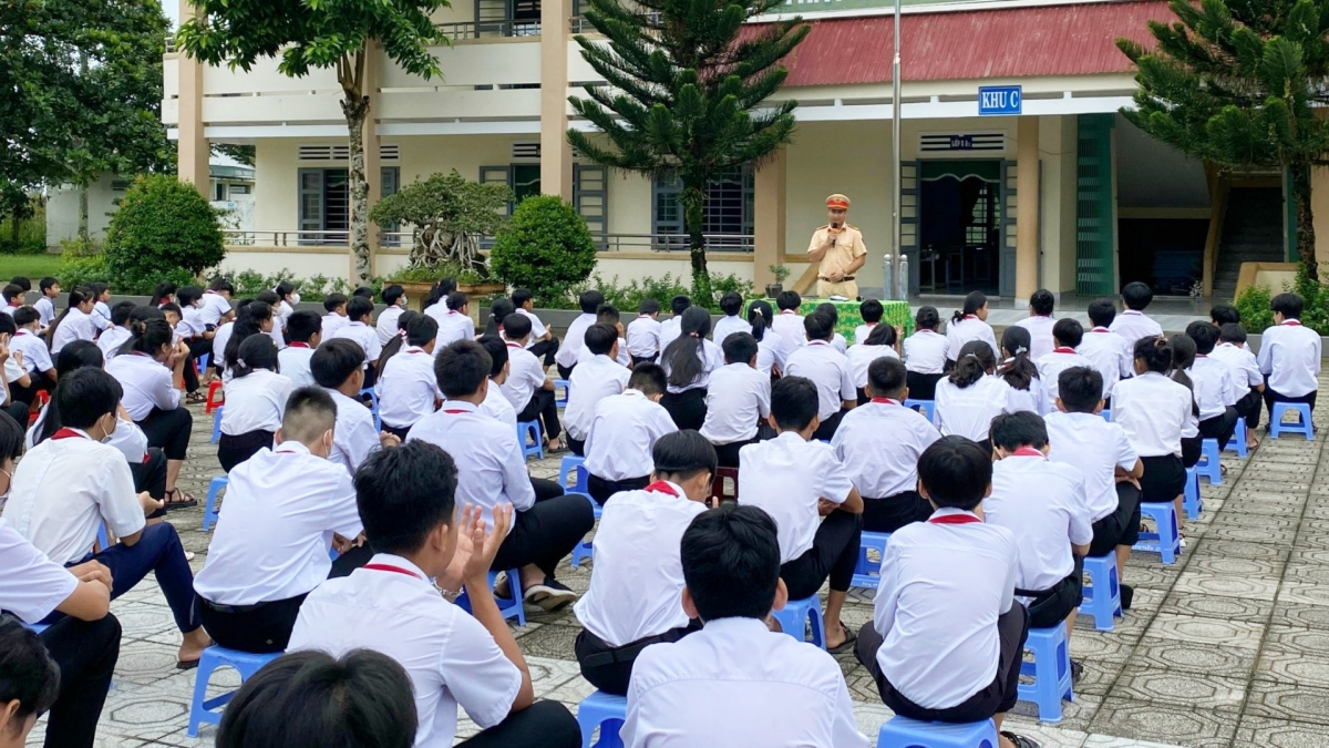 Nâng cao ý thức chấp hành Luật giao thông cho học sinh, sinh viên- Ảnh KT