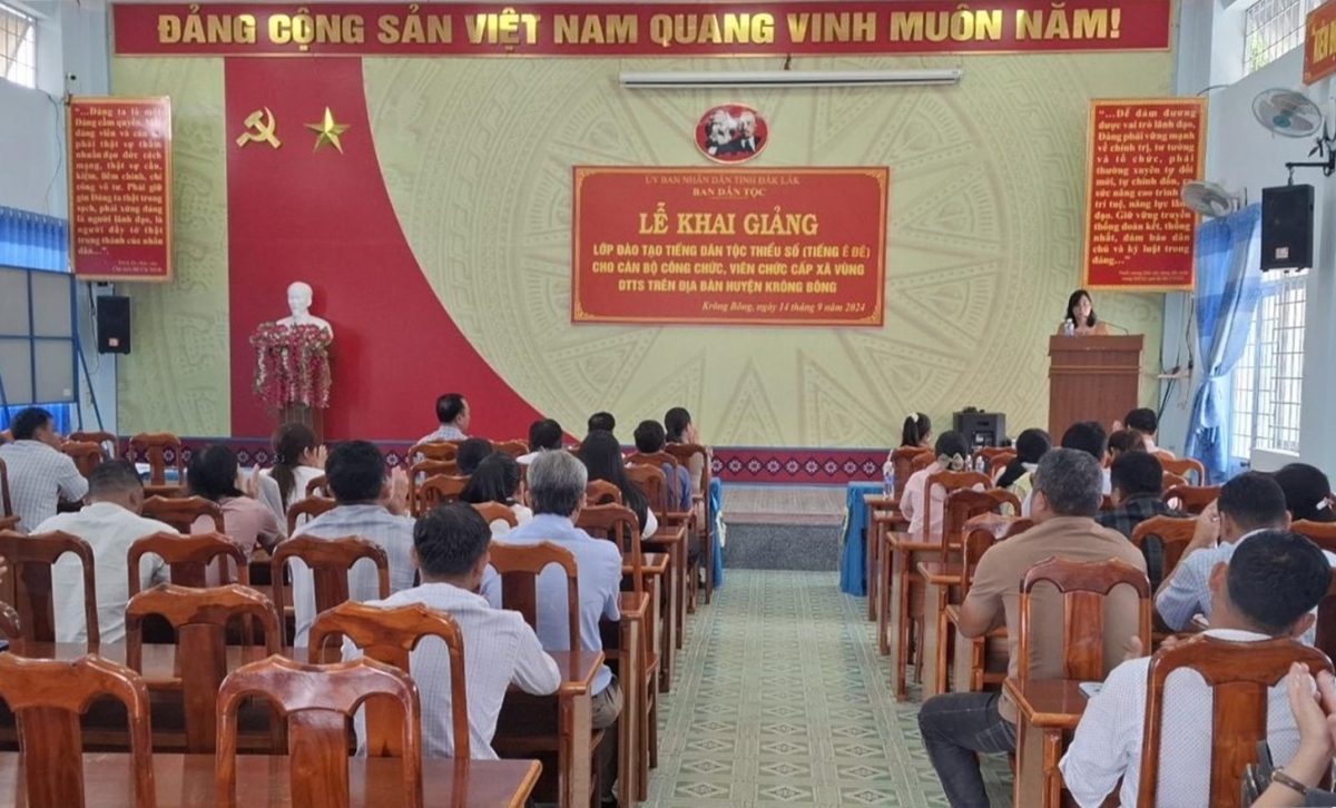 Giảng viên giảng dạy tiếng Ê Đê cho các học viên