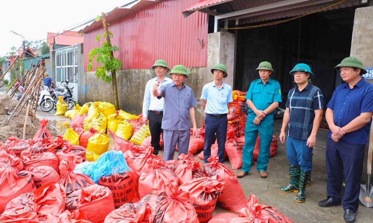 Chủ tịch UBND tỉnh Bắc Giang Lê Ánh Dương kiểm tra công tác chuẩn bị vật tư chống lũ tại xã Tân Tiến