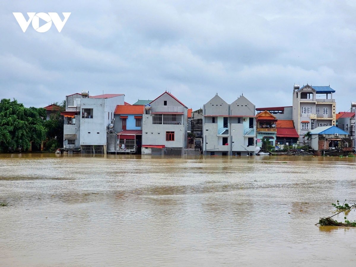 Tại khu vực sông Cầu, nhiều ngôi nhà có nguy cơ bị ngập
do mực nước dâng cao.