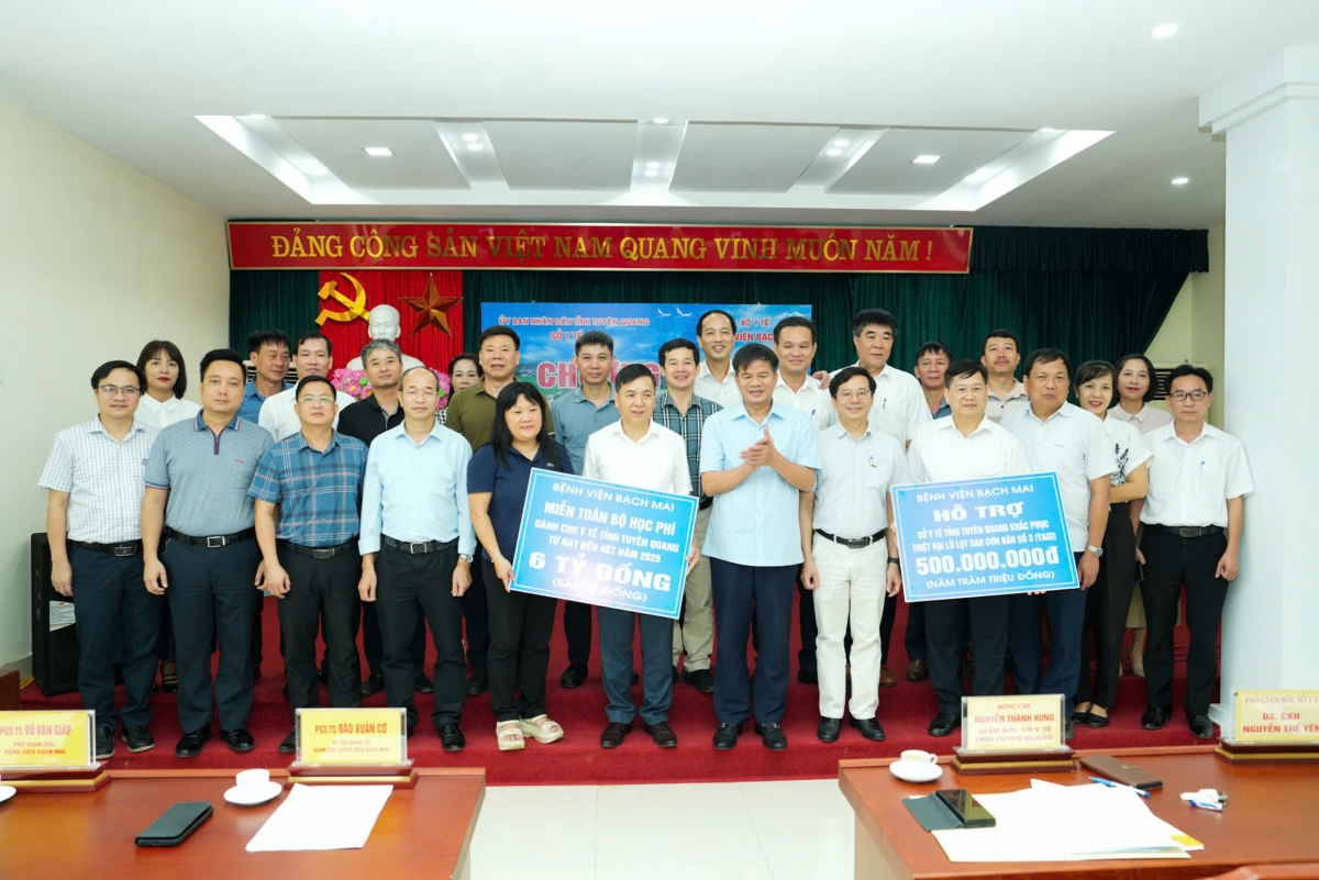 Bệnh viện Bạch Mai cũng hỗ trợ Sở Y tế tỉnh Tuyên Quang 500 triệu đồng để khắc phục thiệt hại sau bão lũ