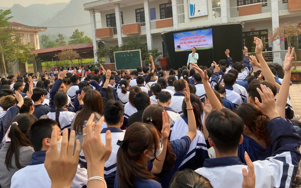 Buổi tuyên truyền ngoại khóa về bảo hiểm y tế học sinh,
sinh viên tại Trường THPT Quyết Thắng, thành phố Lai Châu diễn ra sôi nổi.
Ảnh: Khắc Kiên/VOV Tây Bắc