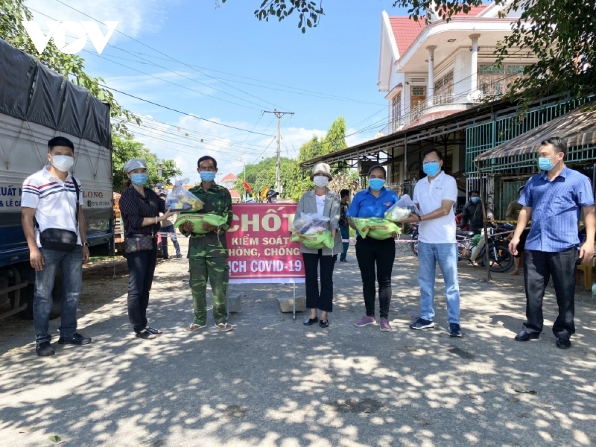 VOV Tây Nguyên pà phan ngui sa kờñ pal geh ai ƀòn lơgar oh mi bal Bhốk, xã Yang Tao, kơnhoàl Lắk in tŭ ƀòn gơtìp wàng se kơryan tài bơhkòp Kovid-19