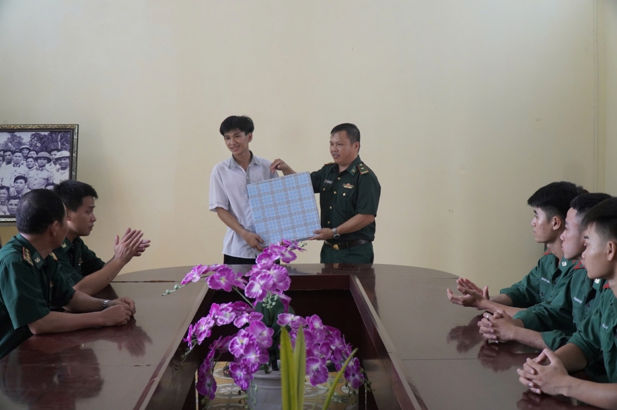 Cán bộ, chiến sĩ Đồn Biên phòng Roòn tặng quà động viên trước khi Vũ lên đường nhập học