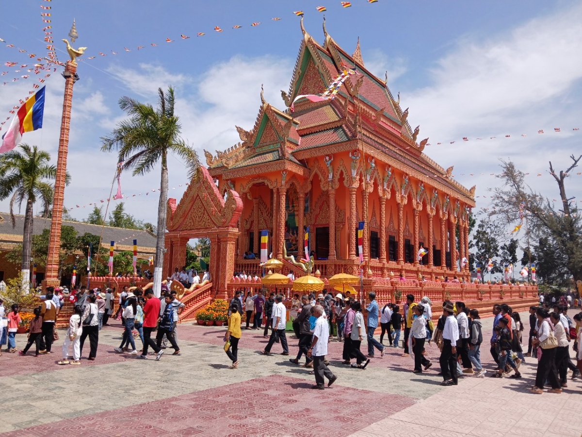 Đông đảo bà con, phật tử dự khánh thành Chánh điện chùa Kinh Xáng, xã Phong Phú, huyện Cầu Kè, tỉnh Trà Vinh tháng 3 năm 2024