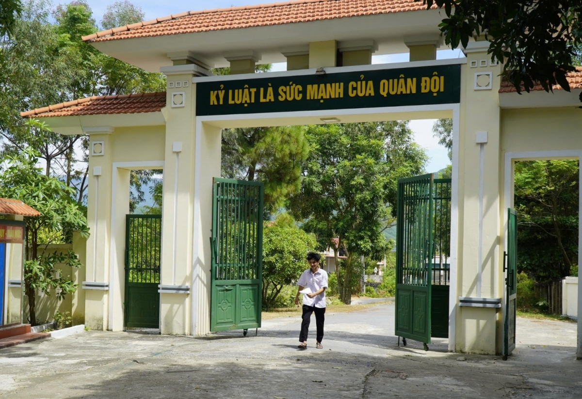 Em Nguyễn Anh Vũ vui mừng khi nhận được tờ giấy báo
đỗ vào Học viện Biên phòng