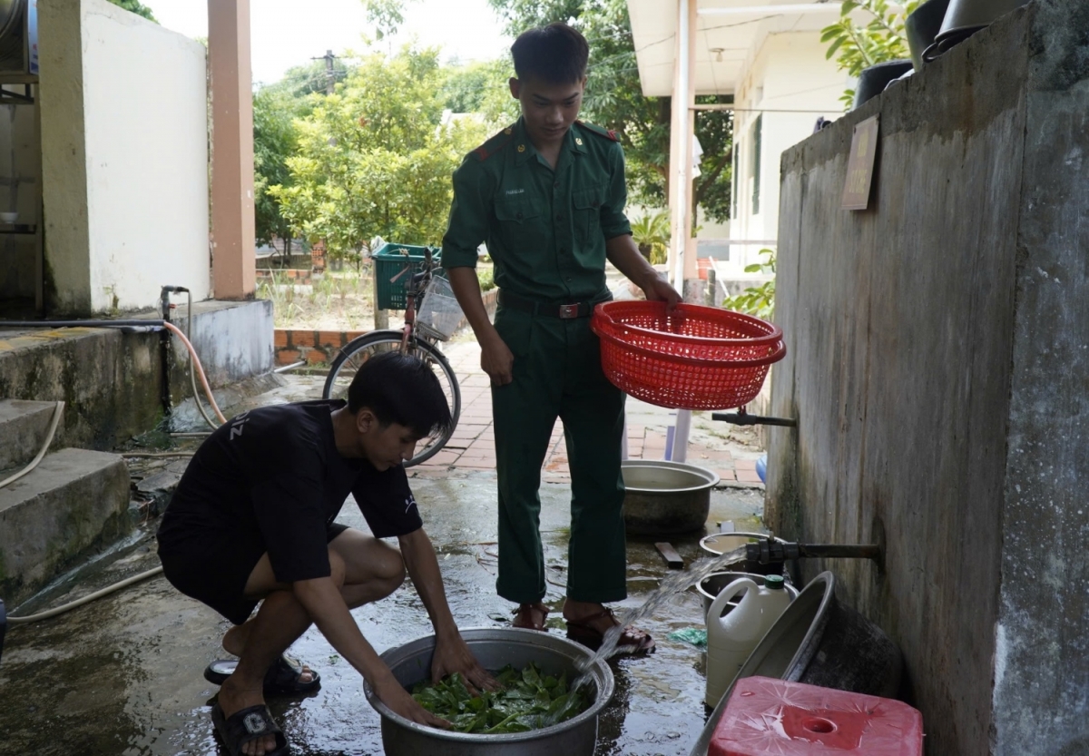 Là con nuôi Đồn Biên phòng, Vũ chấp hành mọi sinh hoạt, điều lệnh của đơn vị