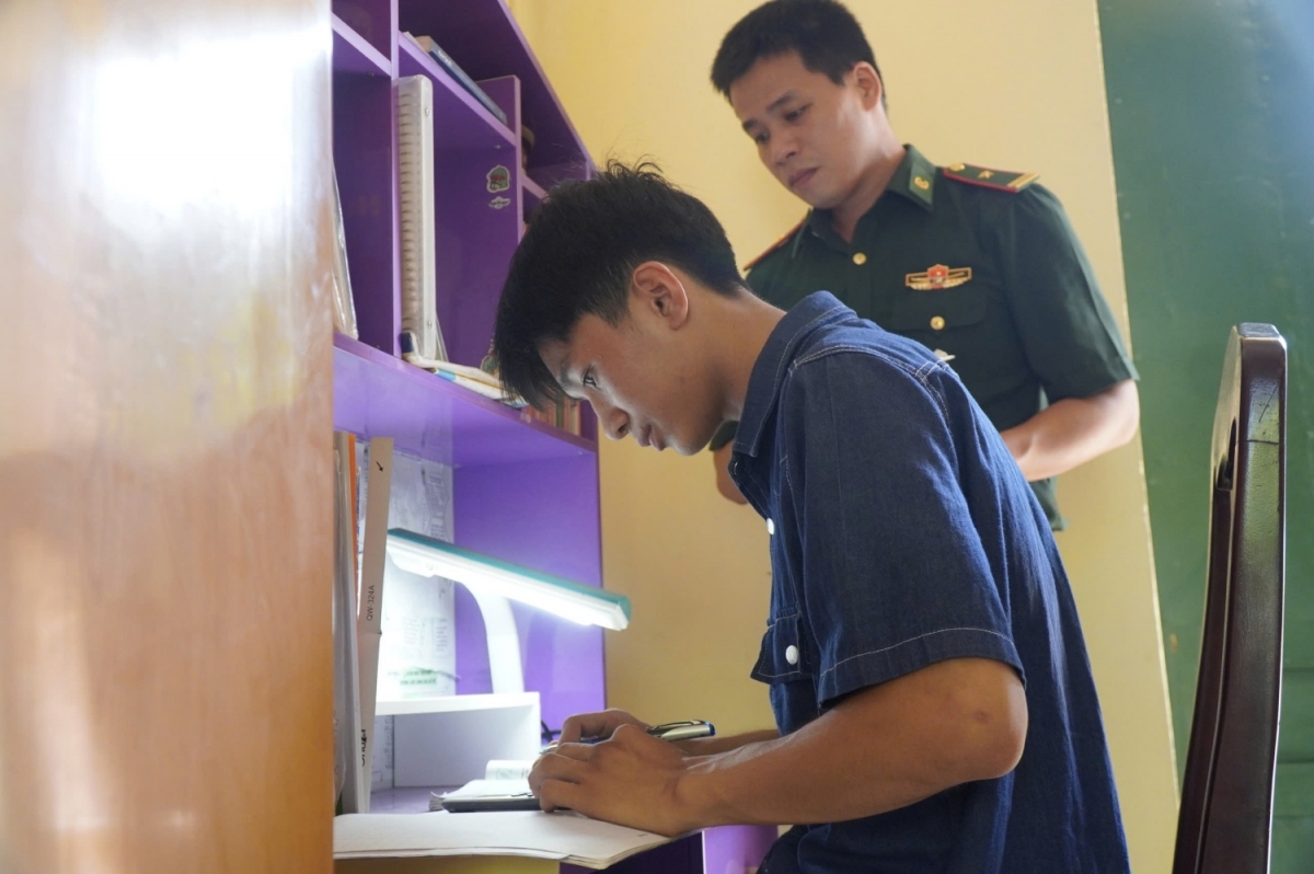 Vũ chăm chỉ học tập trong sự chăm sóc, nuôi dưỡng của cán bộ chiến sĩ
Đồn Biên phòng