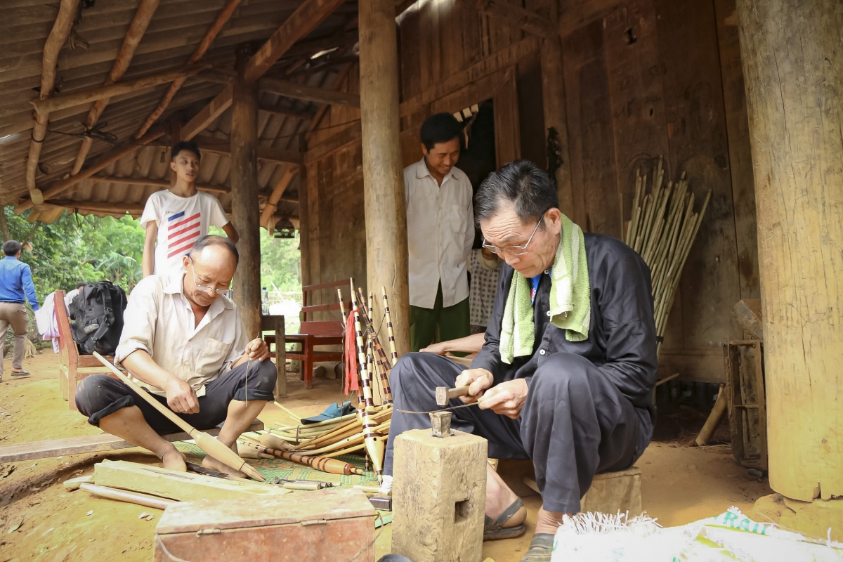 Các nghệ nhân chế tác khèn Mông