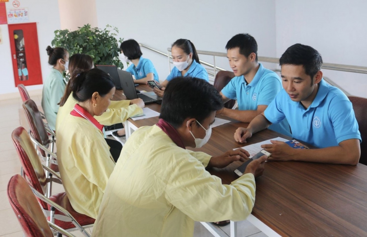 Cán bộ BHXH Lai Châu tuyên truyền người dân tham gia bảo hiểm y tế cho con em.
Ảnh: Khắc Kiên/VOV Tây Bắc