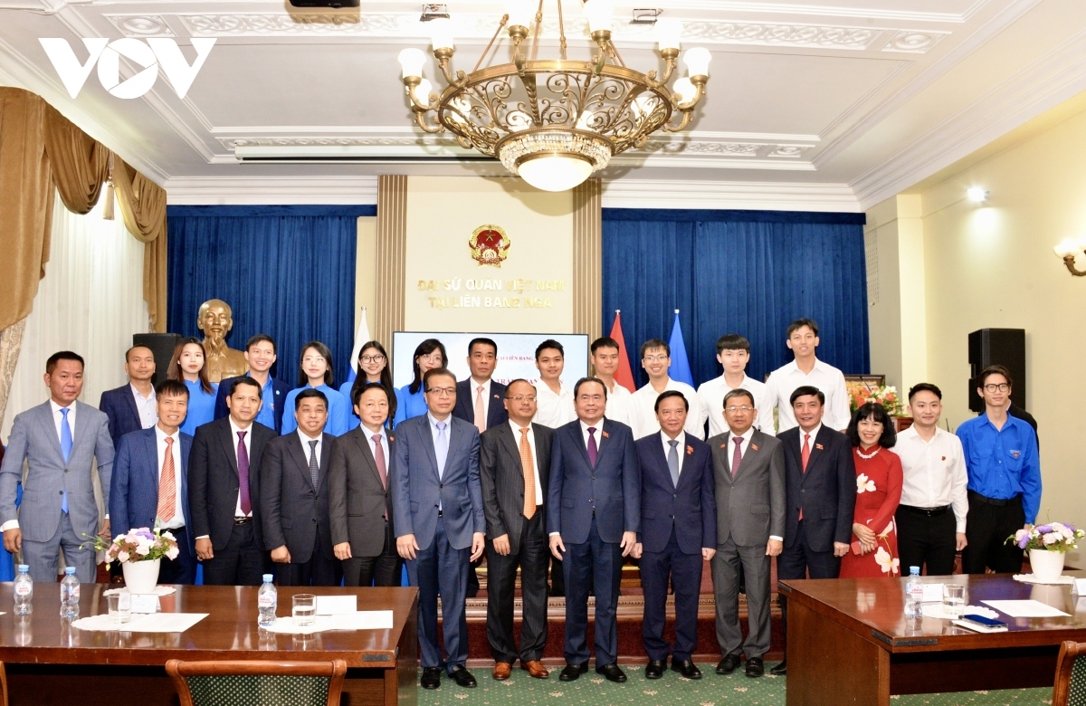 Chủ tịch Quốc hội Trần Thanh Mẫn gặp gỡ cán bộ Đại sứ quán và đại diện cộng đồng người Việt tại Liên bang Nga