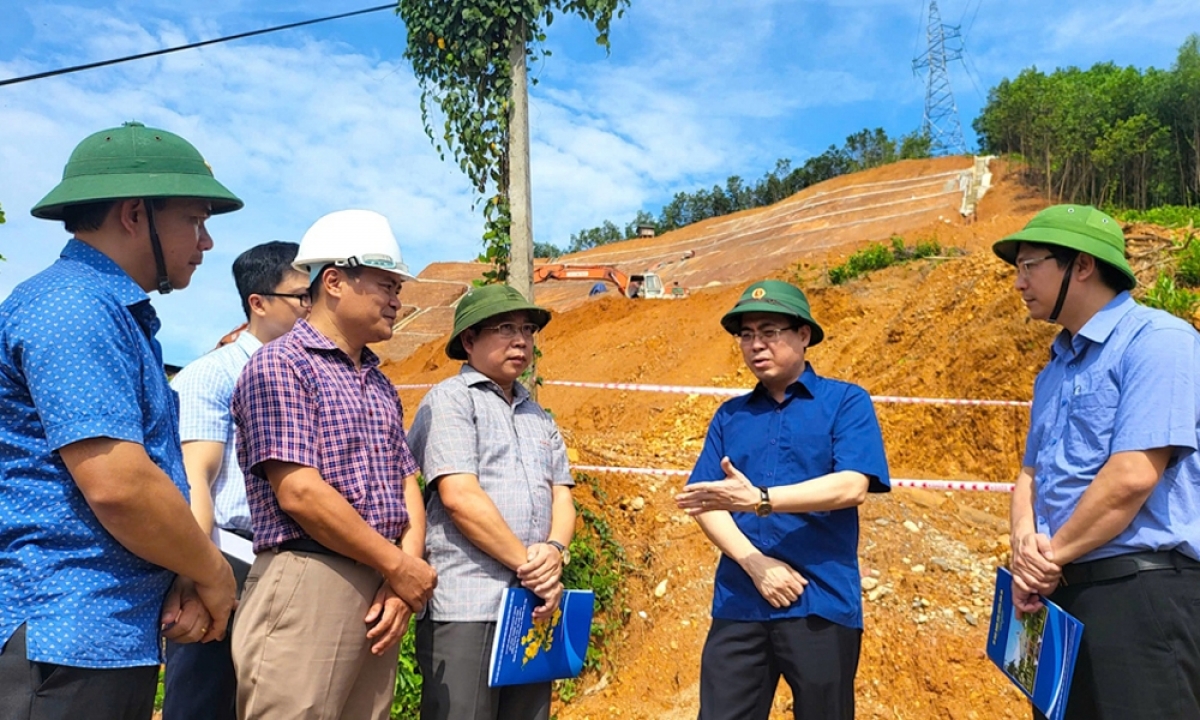 Chủ tịch UBND tỉnh Quảng Ngãi thị sát dự án khắc phục sạt lở núi Van Cà Vãi.