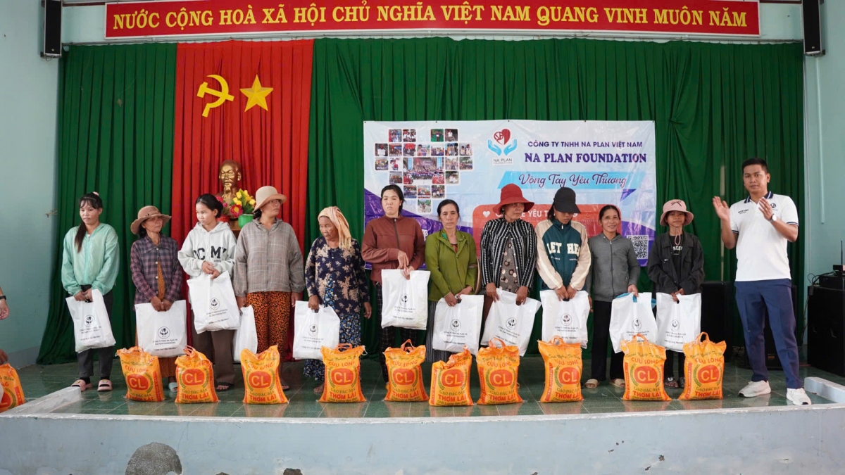 Công ty NAPLAN Việt Nam tăng quà đồng bào Chăm nhân Lễ hội Katê