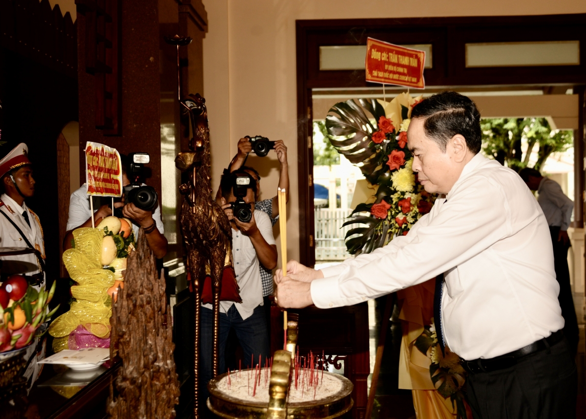 Khua git gai pơ ala mơnuih ƀôn sang dêh čar ơi Trần Thanh Mẫn nao pơyơr guang bơnga hăng čuh ñang h’ŭ ƀơi anih hơdor pioh kơ ơi Võ Văn Kiệt