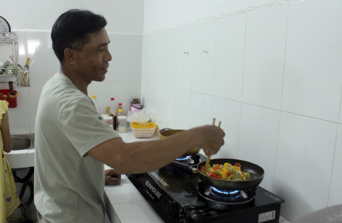 Sau nhiều năm ở nhà tạm, anh Dương Chí, ở phường Nại Hiên Đông, quận Sơn Trà, thành phố Đà Nẵng được bố trí căn hộ chung cư. 