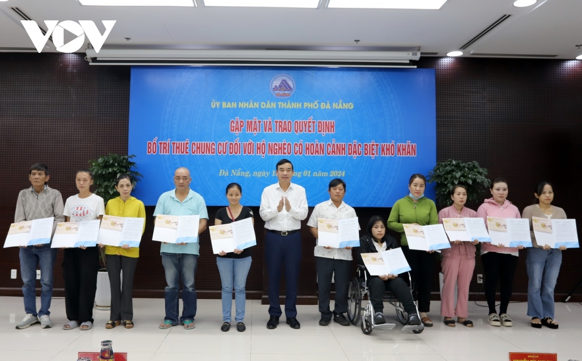 Ông Lê Trung Chinh, Chủ tịch UBND thành phố Đà Nẵng trao Quyết định thuê nhà chung cư cho 44 hộ dân hoàn cảnh khó khăn trước Tết Giáp Thìn - 2024.