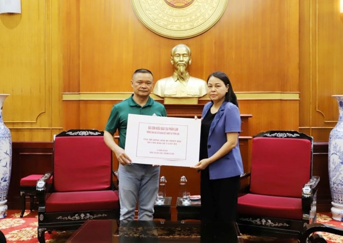 Ủy viên Trung ương Đảng, Phó Chủ tịch - Tổng Thư ký Ủy ban Trung ương MTTQ Việt Nam Nguyễn Thị Thu Hà tiếp nhận ủng hộ từ bà con kiều bào tại Phần Lan